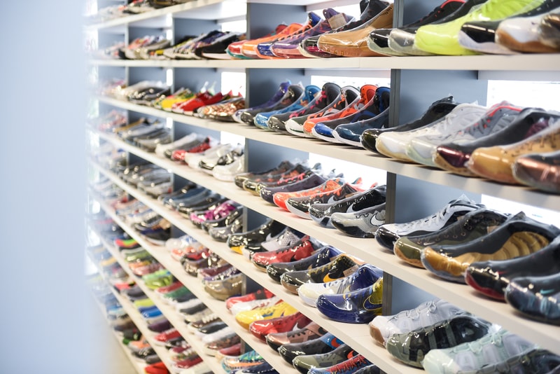 原宿に移転を果たした世界が認めるスニーカーショップ WORM TOKYO の店内に潜入 市場に出回っていない真のレアスニーカーも並ぶ店内には、〈Nike〉を中心に常時1,000〜1,500足のストックが可能 『HYPEBEAST』を日頃から愛読してくれているスニーカーヘッズ諸君も足繁く通っているであろう『WORM TOKYO（ワーム トウキョウ）』が、2015年末より拠点にしていた中目黒に別れを告げ、遂に原宿へと進出を果たした。『WORM』はKim Jones（キム・ジョーンズ）、Ben Baller（ベン・ボーラー）、Sean Wotherspoon（ショーン・ワザーズプーン）など、海外ストリートの重鎮たちをも惹きつける圧巻の品揃えで名声を獲得してきた。場所を『UNION TOKYO』の2Fへと移した新店舗は、30坪弱の広々としたインダストリアルな空間に、常時1,000〜1,500足をストックすることができるという。その大部分が〈Nike（ナイキ）〉と〈Jordan Brand（ジョーダン ブランド）〉を中心に構成されているが、〈Supreme（シュプリーム）〉や〈Off-White™️（オフホワイト）〉といった近頃の即完モデルはもちろんのこと、注目すべきは現代の市場ではなかなかお目にかかることのできない真のレアモデルである。そこから一部をピックアップするのであれば、Futura（フューチュラ）のサインが入ったDunk Hi From、2008年に“Air Force 1Influencer Pack”として登場したKAWS（カウズ）のコラボモデル、『mita sneakers（ミタスニーカーズ）』の中でも最も人気の高い“温故知新”のサンプル（流通モデルはヒールの桜マークがない）、米人気ドラマ『アントラージュ』のDunk SBなどがストックされていたほか、ショーケースの中にはAir YeezyやNike MAGの姿も。また、店舗を横切るように設置されたディスプレイの下には、年季の入ったシューズボックスがずらりと敷き詰められており、レコードをディグるような感覚でスニーカーを探していると思わぬ出会いがあるはずだ。  また、『HYPEBEAST』は特別にショップのバックヤードにも潜入することに成功。フロアに匹敵するほどの空間にはスニーカーが隙間なくびっしりと保管されており、いつ訪れても必ずお目当のものが見つかる『WORM TOKYO』のスニーカーへ対する愛と熱量が凝縮されていた。  まだ新店舗を訪れていないという方は、上のフォトギャラリーからパワーアップした『WORM TOKYO』の店内を覗き、是非ストアまで足を運んでみてほしい。  『HYPEBEAST』がお届けするその他のスニーカー情報は、こちらから。  WORM TOKYO 住所：東京都渋谷区神宮前 2-26-5 2F Tel：03-6303-4613 営業時間：（火〜土）11:00 - 20:00（日）11:00 - 18:00 定休日：月曜日