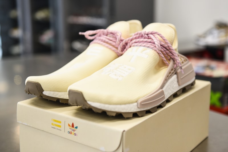 原宿に移転を果たした世界が認めるスニーカーショップ WORM TOKYO の店内に潜入 市場に出回っていない真のレアスニーカーも並ぶ店内には、〈Nike〉を中心に常時1,000〜1,500足のストックが可能 『HYPEBEAST』を日頃から愛読してくれているスニーカーヘッズ諸君も足繁く通っているであろう『WORM TOKYO（ワーム トウキョウ）』が、2015年末より拠点にしていた中目黒に別れを告げ、遂に原宿へと進出を果たした。『WORM』はKim Jones（キム・ジョーンズ）、Ben Baller（ベン・ボーラー）、Sean Wotherspoon（ショーン・ワザーズプーン）など、海外ストリートの重鎮たちをも惹きつける圧巻の品揃えで名声を獲得してきた。場所を『UNION TOKYO』の2Fへと移した新店舗は、30坪弱の広々としたインダストリアルな空間に、常時1,000〜1,500足をストックすることができるという。その大部分が〈Nike（ナイキ）〉と〈Jordan Brand（ジョーダン ブランド）〉を中心に構成されているが、〈Supreme（シュプリーム）〉や〈Off-White™️（オフホワイト）〉といった近頃の即完モデルはもちろんのこと、注目すべきは現代の市場ではなかなかお目にかかることのできない真のレアモデルである。そこから一部をピックアップするのであれば、Futura（フューチュラ）のサインが入ったDunk Hi From、2008年に“Air Force 1Influencer Pack”として登場したKAWS（カウズ）のコラボモデル、『mita sneakers（ミタスニーカーズ）』の中でも最も人気の高い“温故知新”のサンプル（流通モデルはヒールの桜マークがない）、米人気ドラマ『アントラージュ』のDunk SBなどがストックされていたほか、ショーケースの中にはAir YeezyやNike MAGの姿も。また、店舗を横切るように設置されたディスプレイの下には、年季の入ったシューズボックスがずらりと敷き詰められており、レコードをディグるような感覚でスニーカーを探していると思わぬ出会いがあるはずだ。  また、『HYPEBEAST』は特別にショップのバックヤードにも潜入することに成功。フロアに匹敵するほどの空間にはスニーカーが隙間なくびっしりと保管されており、いつ訪れても必ずお目当のものが見つかる『WORM TOKYO』のスニーカーへ対する愛と熱量が凝縮されていた。  まだ新店舗を訪れていないという方は、上のフォトギャラリーからパワーアップした『WORM TOKYO』の店内を覗き、是非ストアまで足を運んでみてほしい。  『HYPEBEAST』がお届けするその他のスニーカー情報は、こちらから。  WORM TOKYO 住所：東京都渋谷区神宮前 2-26-5 2F Tel：03-6303-4613 営業時間：（火〜土）11:00 - 20:00（日）11:00 - 18:00 定休日：月曜日
