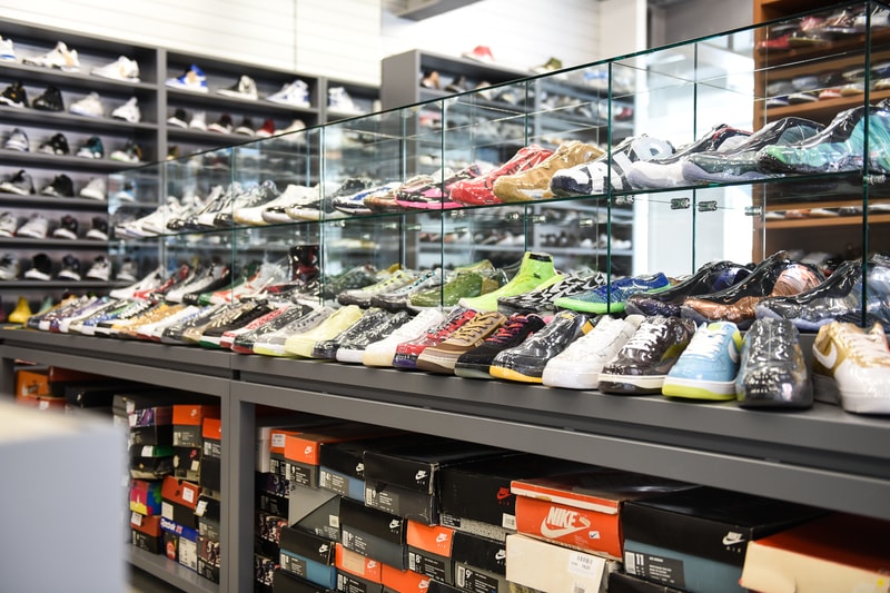 原宿に移転を果たした世界が認めるスニーカーショップ WORM TOKYO の店内に潜入 市場に出回っていない真のレアスニーカーも並ぶ店内には、〈Nike〉を中心に常時1,000〜1,500足のストックが可能 『HYPEBEAST』を日頃から愛読してくれているスニーカーヘッズ諸君も足繁く通っているであろう『WORM TOKYO（ワーム トウキョウ）』が、2015年末より拠点にしていた中目黒に別れを告げ、遂に原宿へと進出を果たした。『WORM』はKim Jones（キム・ジョーンズ）、Ben Baller（ベン・ボーラー）、Sean Wotherspoon（ショーン・ワザーズプーン）など、海外ストリートの重鎮たちをも惹きつける圧巻の品揃えで名声を獲得してきた。場所を『UNION TOKYO』の2Fへと移した新店舗は、30坪弱の広々としたインダストリアルな空間に、常時1,000〜1,500足をストックすることができるという。その大部分が〈Nike（ナイキ）〉と〈Jordan Brand（ジョーダン ブランド）〉を中心に構成されているが、〈Supreme（シュプリーム）〉や〈Off-White™️（オフホワイト）〉といった近頃の即完モデルはもちろんのこと、注目すべきは現代の市場ではなかなかお目にかかることのできない真のレアモデルである。そこから一部をピックアップするのであれば、Futura（フューチュラ）のサインが入ったDunk Hi From、2008年に“Air Force 1Influencer Pack”として登場したKAWS（カウズ）のコラボモデル、『mita sneakers（ミタスニーカーズ）』の中でも最も人気の高い“温故知新”のサンプル（流通モデルはヒールの桜マークがない）、米人気ドラマ『アントラージュ』のDunk SBなどがストックされていたほか、ショーケースの中にはAir YeezyやNike MAGの姿も。また、店舗を横切るように設置されたディスプレイの下には、年季の入ったシューズボックスがずらりと敷き詰められており、レコードをディグるような感覚でスニーカーを探していると思わぬ出会いがあるはずだ。  また、『HYPEBEAST』は特別にショップのバックヤードにも潜入することに成功。フロアに匹敵するほどの空間にはスニーカーが隙間なくびっしりと保管されており、いつ訪れても必ずお目当のものが見つかる『WORM TOKYO』のスニーカーへ対する愛と熱量が凝縮されていた。  まだ新店舗を訪れていないという方は、上のフォトギャラリーからパワーアップした『WORM TOKYO』の店内を覗き、是非ストアまで足を運んでみてほしい。  『HYPEBEAST』がお届けするその他のスニーカー情報は、こちらから。  WORM TOKYO 住所：東京都渋谷区神宮前 2-26-5 2F Tel：03-6303-4613 営業時間：（火〜土）11:00 - 20:00（日）11:00 - 18:00 定休日：月曜日