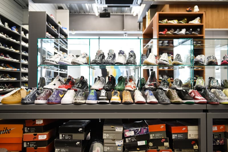 原宿に移転を果たした世界が認めるスニーカーショップ WORM TOKYO の店内に潜入 市場に出回っていない真のレアスニーカーも並ぶ店内には、〈Nike〉を中心に常時1,000〜1,500足のストックが可能 『HYPEBEAST』を日頃から愛読してくれているスニーカーヘッズ諸君も足繁く通っているであろう『WORM TOKYO(ワーム トウキョウ)』が、2015年末より拠点にしていた中目黒に別れを告げ、遂に原宿へと進出を果たした。『WORM』はKim Jones(キム・ジョーンズ)、Ben Baller(ベン・ボーラー)、Sean Wotherspoon(ショーン・ワザーズプーン)など、海外ストリートの重鎮たちをも惹きつける圧巻の品揃えで名声を獲得してきた。場所を『UNION TOKYO』の2Fへと移した新店舗は、30坪弱の広々としたインダストリアルな空間に、常時1,000〜1,500足をストックすることができるという。その大部分が〈Nike(ナイキ)〉と〈Jordan Brand(ジョーダン ブランド)〉を中心に構成されているが、〈Supreme(シュプリーム)〉や〈Off-White™️(オフホワイト)〉といった近頃の即完モデルはもちろんのこと、注目すべきは現代の市場ではなかなかお目にかかることのできない真のレアモデルである。そこから一部をピックアップするのであれば、Futura(フューチュラ)のサインが入ったDunk Hi From、2008年に“Air Force 1Influencer Pack”として登場したKAWS(カウズ)のコラボモデル、『mita sneakers(ミタスニーカーズ)』の中でも最も人気の高い“温故知新”のサンプル(流通モデルはヒールの桜マークがない)、米人気ドラマ『アントラージュ』のDunk SBなどがストックされていたほか、ショーケースの中にはAir YeezyやNike MAGの姿も。また、店舗を横切るように設置されたディスプレイの下には、年季の入ったシューズボックスがずらりと敷き詰められており、レコードをディグるような感覚でスニーカーを探していると思わぬ出会いがあるはずだ。 また、『HYPEBEAST』は特別にショップのバックヤードにも潜入することに成功。フロアに匹敵するほどの空間にはスニーカーが隙間なくびっしりと保管されており、いつ訪れても必ずお目当のものが見つかる『WORM TOKYO』のスニーカーへ対する愛と熱量が凝縮されていた。 まだ新店舗を訪れていないという方は、上のフォトギャラリーからパワーアップした『WORM TOKYO』の店内を覗き、是非ストアまで足を運んでみてほしい。 『HYPEBEAST』がお届けするその他のスニーカー情報は、こちらから。 WORM TOKYO 住所:東京都渋谷区神宮前 2-26-5 2F Tel:03-6303-4613 営業時間:(火〜土)11:00 - 20:00(日)11:00 - 18:00 定休日:月曜日