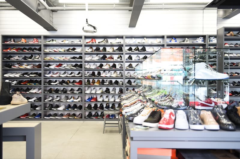 原宿に移転を果たした世界が認めるスニーカーショップ WORM TOKYO の店内に潜入 市場に出回っていない真のレアスニーカーも並ぶ店内には、〈Nike〉を中心に常時1,000〜1,500足のストックが可能 『HYPEBEAST』を日頃から愛読してくれているスニーカーヘッズ諸君も足繁く通っているであろう『WORM TOKYO(ワーム トウキョウ)』が、2015年末より拠点にしていた中目黒に別れを告げ、遂に原宿へと進出を果たした。『WORM』はKim Jones(キム・ジョーンズ)、Ben Baller(ベン・ボーラー)、Sean Wotherspoon(ショーン・ワザーズプーン)など、海外ストリートの重鎮たちをも惹きつける圧巻の品揃えで名声を獲得してきた。場所を『UNION TOKYO』の2Fへと移した新店舗は、30坪弱の広々としたインダストリアルな空間に、常時1,000〜1,500足をストックすることができるという。その大部分が〈Nike(ナイキ)〉と〈Jordan Brand(ジョーダン ブランド)〉を中心に構成されているが、〈Supreme(シュプリーム)〉や〈Off-White™️(オフホワイト)〉といった近頃の即完モデルはもちろんのこと、注目すべきは現代の市場ではなかなかお目にかかることのできない真のレアモデルである。そこから一部をピックアップするのであれば、Futura(フューチュラ)のサインが入ったDunk Hi From、2008年に“Air Force 1Influencer Pack”として登場したKAWS(カウズ)のコラボモデル、『mita sneakers(ミタスニーカーズ)』の中でも最も人気の高い“温故知新”のサンプル(流通モデルはヒールの桜マークがない)、米人気ドラマ『アントラージュ』のDunk SBなどがストックされていたほか、ショーケースの中にはAir YeezyやNike MAGの姿も。また、店舗を横切るように設置されたディスプレイの下には、年季の入ったシューズボックスがずらりと敷き詰められており、レコードをディグるような感覚でスニーカーを探していると思わぬ出会いがあるはずだ。 また、『HYPEBEAST』は特別にショップのバックヤードにも潜入することに成功。フロアに匹敵するほどの空間にはスニーカーが隙間なくびっしりと保管されており、いつ訪れても必ずお目当のものが見つかる『WORM TOKYO』のスニーカーへ対する愛と熱量が凝縮されていた。 まだ新店舗を訪れていないという方は、上のフォトギャラリーからパワーアップした『WORM TOKYO』の店内を覗き、是非ストアまで足を運んでみてほしい。 『HYPEBEAST』がお届けするその他のスニーカー情報は、こちらから。 WORM TOKYO 住所:東京都渋谷区神宮前 2-26-5 2F Tel:03-6303-4613 営業時間:(火〜土)11:00 - 20:00(日)11:00 - 18:00 定休日:月曜日