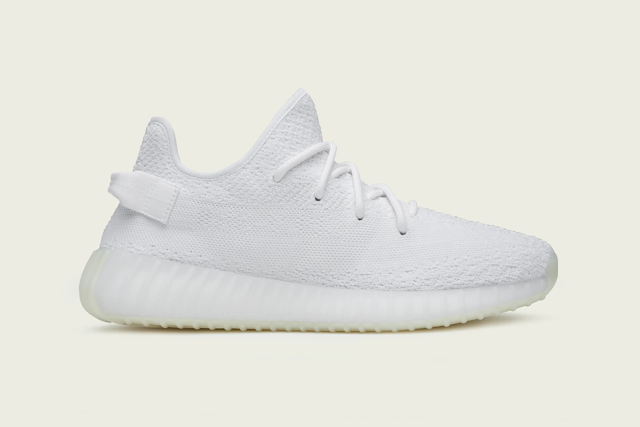 YEEZY BOOST 350 V2 “Triple White” が過去最大規模で再販決定 「俺はスニーカーを作り始めた頃から、いつもより多くの人たちに俺のスニーカーを履いてほしいと思っていたんだ」by Kanye West 過去にリリースされた〈YEEZY（イージー）〉の全スニーカーをデジタルアーカイブ化。これにより、世界中のスニーカーヘッズたちが大規模な再販計画を期待していたことだろう。その期待に応えるかのごとく、Kanye West（カニエ・ウェスト）がYEEZY BOOST 350 V2 “Triple White”の再販を公に発表した。’YeはTwitterで「俺はスニーカーを作り始めた頃から、いつもより多くの人たちに俺のスニーカーを履いてほしいと思っていたんだ」と語り、遂に自身の願いが叶ったことを告白。どうやら今回の再販は〈adidas Originals（アディダス オリジナルス）〉と〈YEEZY〉の取り組みの歴史において過去最大規模になるとのことで、購入のチャンスは確実に高まっていると推測される。  肝心の発売日は、9月21日（現地時間）。『YEEZY SUPPLY』では限定アクセスのメールアドレス登録ができるので、気になる方はこちらから。  Kanyeファンの方は、『Yeezy Mafia』が公開したYEEZY BOOST 350 V2 “Static”のビジュアルもあわせてご確認を。