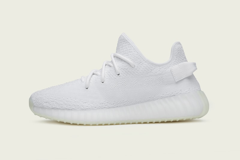 YEEZY BOOST 350 V2 “Triple White” が過去最大規模で再販決定 「俺はスニーカーを作り始めた頃から、いつもより多くの人たちに俺のスニーカーを履いてほしいと思っていたんだ」by Kanye West 過去にリリースされた〈YEEZY（イージー）〉の全スニーカーをデジタルアーカイブ化。これにより、世界中のスニーカーヘッズたちが大規模な再販計画を期待していたことだろう。その期待に応えるかのごとく、Kanye West（カニエ・ウェスト）がYEEZY BOOST 350 V2 “Triple White”の再販を公に発表した。’YeはTwitterで「俺はスニーカーを作り始めた頃から、いつもより多くの人たちに俺のスニーカーを履いてほしいと思っていたんだ」と語り、遂に自身の願いが叶ったことを告白。どうやら今回の再販は〈adidas Originals（アディダス オリジナルス）〉と〈YEEZY〉の取り組みの歴史において過去最大規模になるとのことで、購入のチャンスは確実に高まっていると推測される。  肝心の発売日は、9月21日（現地時間）。『YEEZY SUPPLY』では限定アクセスのメールアドレス登録ができるので、気になる方はこちらから。  Kanyeファンの方は、『Yeezy Mafia』が公開したYEEZY BOOST 350 V2 “Static”のビジュアルもあわせてご確認を。