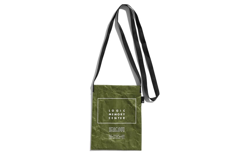 スタンリー・キューブリックに敬意を表す UNDERCOVER x Zeptepi “Order Disorder” コレクション 強靭な超軽量素材・キューベンファイバーに映画『2001年宇宙の旅』から着想を得たメッセージグラフィックをプリント パリで初のメンズランウェイを開催し、その類稀なクリエイションの質の高さを改めて世界に知らしめた〈UNDERCOVER（アンダーカバー）〉が、初期の〈HECTIC（ヘクティク）〉の中心メンバーである松倉領が手がける〈Zeptepi（ゼプテピ）〉と手を組み、サコッシュ2型で構成される“Order Disorder”コレクションをリリースする。防弾ベストなどにも採用される強靭な超軽量素材・キューベンファイバーを使用した本作は、『時計じかけのオレンジ』などで知られる映画監督のStanley Kubrick（スタンリー・キューブリック）に敬意を表し、大きめのものには“Caution, Explosive Bolts”、小さめのものには“Logic Memory Center”と、1968年公開の映画『2001年宇宙の旅』からサンプリングしたメッセージをプリントしている。  “Order Disorder”コレクションは、8月11日（土）より〈UNDERCOVER〉の各店舗にて発売されるとのことなので、お買い逃しのないように。  この機会に、美しい山岳風景とカレッジスタイルが同居する 〈JohnUNDERCOVER（ジョン アンダーカバー）〉の2019年春夏コレクションのルックブックもチェックしてみてはいかがだろうか。