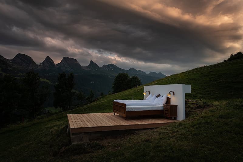 大自然をそのまま体感できる屋根も壁もない青空ホテル Zero Real Estate お盆を目前に控え、早くもレジャー気分に浸っている紳士淑女のみなさんに、本稿では世にも奇妙なホテルをご紹介しよう。 『Zero Real Estate』は、トッゲンブルク地方のスイスアルプスに位置するポップアップホテルであるが、このホテルほど大自然を肌で体感できるホテルは存在しないのではないだろうか。それもそのはず、なぜなら『Zero Real Estate』には壁も屋根もなく、美しい緑が生い茂る山の斜面にダブルベッドが1台置いてあるだけだからである。この色々な意味で“特別”な空間の目の前には、クルフィルシュテン山脈やシュヴェンディー湖、ライン渓谷が広がり、朝は太陽の日差しとともに目を覚まし、まるでハイジのような気分を味わうことができるだろう。「折角予約したのに悪天候だった場合は？」と不安に思う方もご安心を。そういった場合に備えて、プランにはバックアップルームが含まれているのだ。  『Zero Real Estate』の宿泊費は、朝食、駐車場、専用の執事がついて約33,000円。すでに一部プランは2018年の予約が埋まってしまっているが、気になる方はこちらから全貌をチェックしてみてはいかがだろうか。  インドネシアの秘島に建つ地中海ムード溢れるオーシャンビューヴィラや、バリ島のマウンテンサイドに佇むオアシス『Chameleon Villa』など、その他の極上リゾートもあわせてチェック。