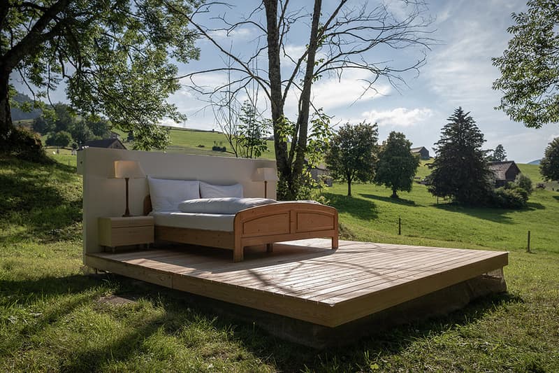 大自然をそのまま体感できる屋根も壁もない青空ホテル Zero Real Estate お盆を目前に控え、早くもレジャー気分に浸っている紳士淑女のみなさんに、本稿では世にも奇妙なホテルをご紹介しよう。 『Zero Real Estate』は、トッゲンブルク地方のスイスアルプスに位置するポップアップホテルであるが、このホテルほど大自然を肌で体感できるホテルは存在しないのではないだろうか。それもそのはず、なぜなら『Zero Real Estate』には壁も屋根もなく、美しい緑が生い茂る山の斜面にダブルベッドが1台置いてあるだけだからである。この色々な意味で“特別”な空間の目の前には、クルフィルシュテン山脈やシュヴェンディー湖、ライン渓谷が広がり、朝は太陽の日差しとともに目を覚まし、まるでハイジのような気分を味わうことができるだろう。「折角予約したのに悪天候だった場合は？」と不安に思う方もご安心を。そういった場合に備えて、プランにはバックアップルームが含まれているのだ。  『Zero Real Estate』の宿泊費は、朝食、駐車場、専用の執事がついて約33,000円。すでに一部プランは2018年の予約が埋まってしまっているが、気になる方はこちらから全貌をチェックしてみてはいかがだろうか。  インドネシアの秘島に建つ地中海ムード溢れるオーシャンビューヴィラや、バリ島のマウンテンサイドに佇むオアシス『Chameleon Villa』など、その他の極上リゾートもあわせてチェック。