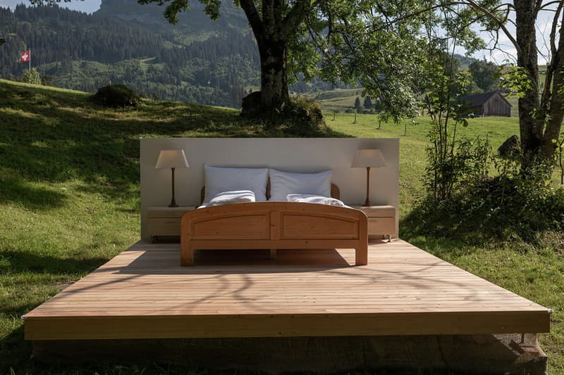 大自然をそのまま体感できる屋根も壁もない青空ホテル Zero Real Estate お盆を目前に控え、早くもレジャー気分に浸っている紳士淑女のみなさんに、本稿では世にも奇妙なホテルをご紹介しよう。 『Zero Real Estate』は、トッゲンブルク地方のスイスアルプスに位置するポップアップホテルであるが、このホテルほど大自然を肌で体感できるホテルは存在しないのではないだろうか。それもそのはず、なぜなら『Zero Real Estate』には壁も屋根もなく、美しい緑が生い茂る山の斜面にダブルベッドが1台置いてあるだけだからである。この色々な意味で“特別”な空間の目の前には、クルフィルシュテン山脈やシュヴェンディー湖、ライン渓谷が広がり、朝は太陽の日差しとともに目を覚まし、まるでハイジのような気分を味わうことができるだろう。「折角予約したのに悪天候だった場合は？」と不安に思う方もご安心を。そういった場合に備えて、プランにはバックアップルームが含まれているのだ。  『Zero Real Estate』の宿泊費は、朝食、駐車場、専用の執事がついて約33,000円。すでに一部プランは2018年の予約が埋まってしまっているが、気になる方はこちらから全貌をチェックしてみてはいかがだろうか。  インドネシアの秘島に建つ地中海ムード溢れるオーシャンビューヴィラや、バリ島のマウンテンサイドに佇むオアシス『Chameleon Villa』など、その他の極上リゾートもあわせてチェック。