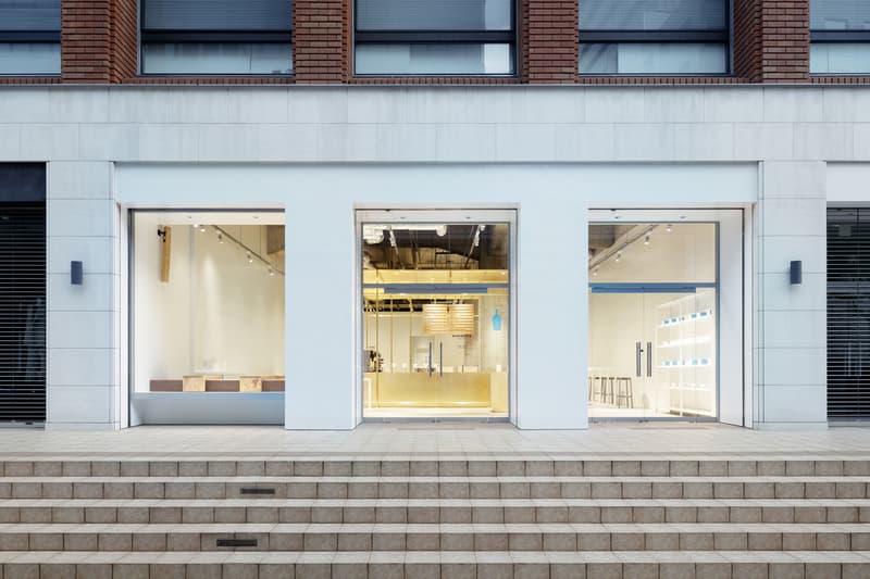 旧居留地内にオープンした Blue Bottle Coffee 神戸カフェのミニマルな店内に潜入 Hypebeast Jp 旧居留地内にオープンした Blue Bottle Coffee 神戸カフェのミニマルな店内に潜入 Hypebeast Jp