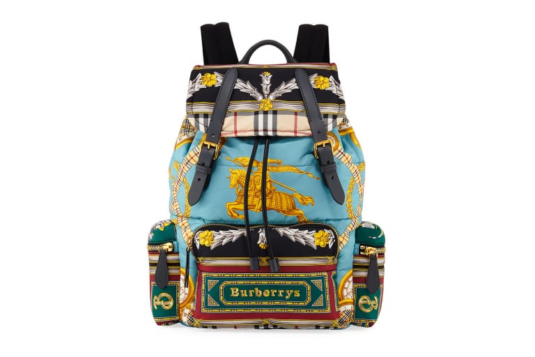 Burberry のアーカイブを使用したスカーフプリントの新作バックパックが登場