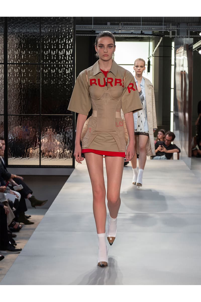Burberry がリカルド・ティッシのデビューとなる2019年春夏ランウェイを開催 バーバリー ハイプビースト HYPEBEAST Riccardo Tisci