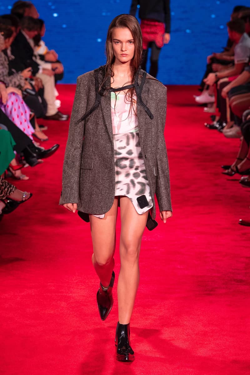 水も滴るテーラードスタイルを構築した CALVIN KLEIN 205W39NYC の2019年春夏コレクション 元祖ホラー映画『JAWS』と青春恋愛映画『卒業』から着想を得たラフ・シモンズの最新ランウェイを全部見せ Raf Simons ラフ・シモンズ CALVIN KLEIN 205W39NYC Steven Spielberg スティーヴン・スピルバーグ JAWS ジョーズ 卒業 ウェットスーツ HYPEBEAST ハイプビースト