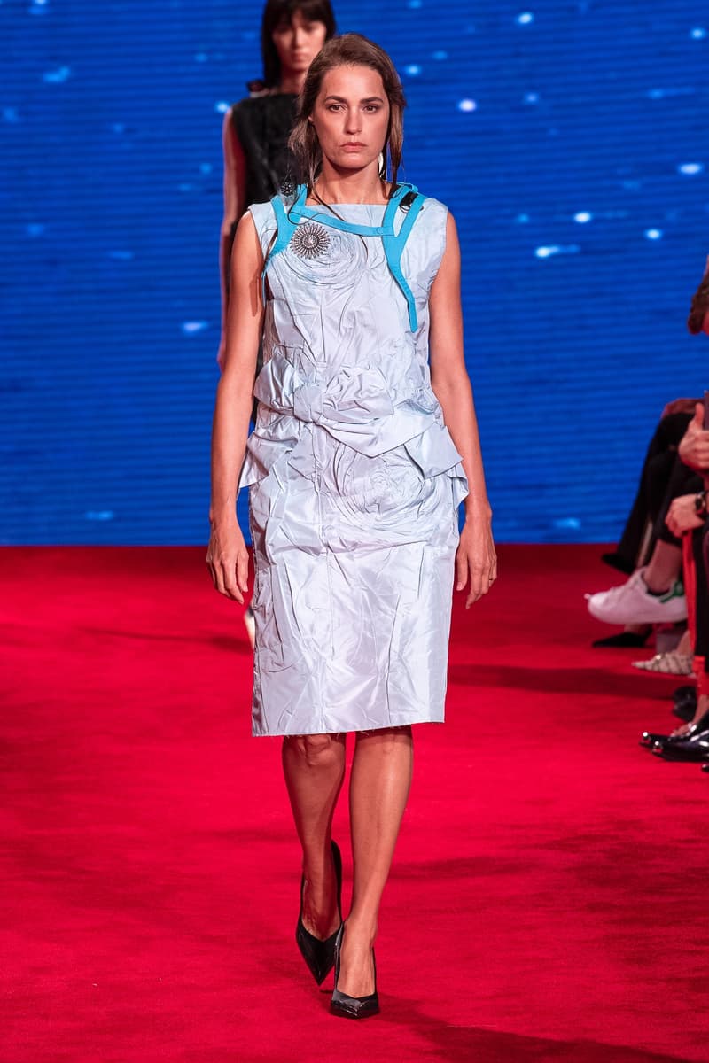 水も滴るテーラードスタイルを構築した CALVIN KLEIN 205W39NYC の2019年春夏コレクション 元祖ホラー映画『JAWS』と青春恋愛映画『卒業』から着想を得たラフ・シモンズの最新ランウェイを全部見せ Raf Simons ラフ・シモンズ CALVIN KLEIN 205W39NYC Steven Spielberg スティーヴン・スピルバーグ JAWS ジョーズ 卒業 ウェットスーツ HYPEBEAST ハイプビースト