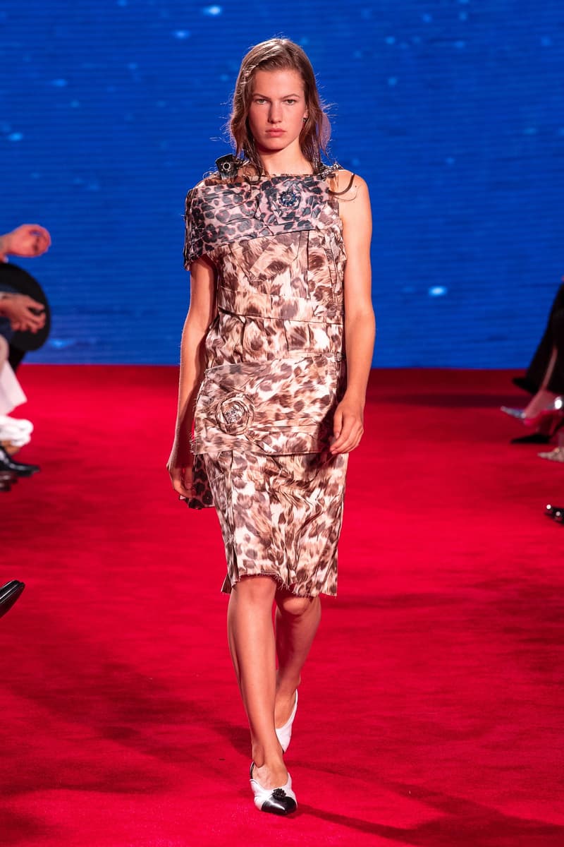 水も滴るテーラードスタイルを構築した CALVIN KLEIN 205W39NYC の2019年春夏コレクション 元祖ホラー映画『JAWS』と青春恋愛映画『卒業』から着想を得たラフ・シモンズの最新ランウェイを全部見せ Raf Simons ラフ・シモンズ CALVIN KLEIN 205W39NYC Steven Spielberg スティーヴン・スピルバーグ JAWS ジョーズ 卒業 ウェットスーツ HYPEBEAST ハイプビースト