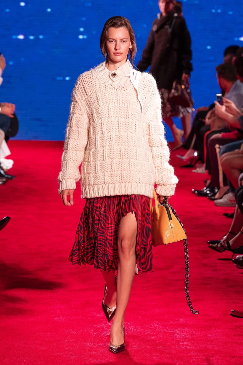 水も滴るテーラードスタイルを構築した CALVIN KLEIN 205W39NYC の2019年春夏コレクション 元祖ホラー映画『JAWS』と青春恋愛映画『卒業』から着想を得たラフ・シモンズの最新ランウェイを全部見せ Raf Simons ラフ・シモンズ CALVIN KLEIN 205W39NYC Steven Spielberg スティーヴン・スピルバーグ JAWS ジョーズ 卒業 ウェットスーツ HYPEBEAST ハイプビースト