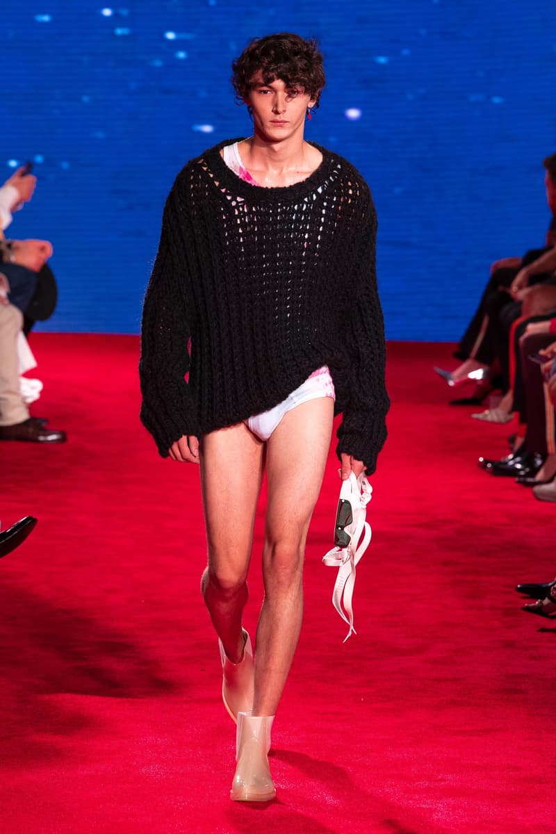 水も滴るテーラードスタイルを構築した CALVIN KLEIN 205W39NYC の2019年春夏コレクション 元祖ホラー映画『JAWS』と青春恋愛映画『卒業』から着想を得たラフ・シモンズの最新ランウェイを全部見せ Raf Simons ラフ・シモンズ CALVIN KLEIN 205W39NYC Steven Spielberg スティーヴン・スピルバーグ JAWS ジョーズ 卒業 ウェットスーツ HYPEBEAST ハイプビースト