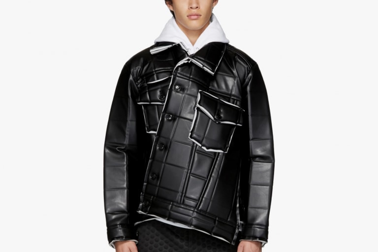 CdG HOMME PLUS よりアヴァンギャルドな風貌が目を引く新作レザー 