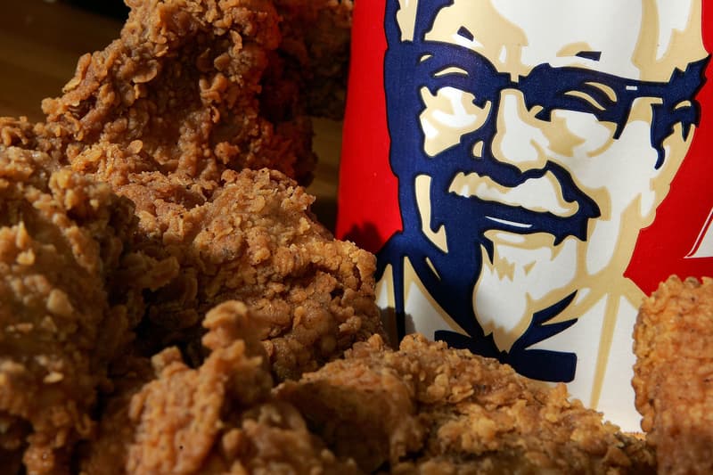 英国のケンタッキーフライドチキンが新型 iPhone を意識したユニーク動画を公開 既に67万回以上再生されるほど絶賛バズり中 KFC ケンタッキーフライドチキン iPhone カーネル・サンダース HYPEBEAST ハイプビースト