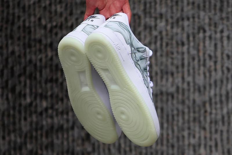 アーティスティックなグラフィックを施したハロウィン仕様の Nike Air Force 1 が登場 年に一度のイベントに向けて〈Nike〉の代名詞的存在シューズがスタンバイ? Colin Kaepernick コリン・キャパニック Nike ナイキ ハロウィン Air Force 1 レントゲン Skeleton HYPEBEAST ハイプビースト