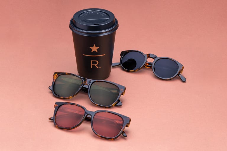 Starbucks がイタリア初出店を記念して RETROSUPERFUTURE とコラボサングラスを製作