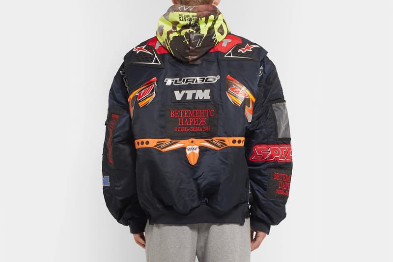 Vetements x Alpha Industries よりオートバイ競技から着想を得たボンバージャケットが登場 全体に張り巡らされたスポンサーの正体は、書体を変えた〈Vetements〉 Demna Gvasalia デムナ・ヴァザリア Vetements ヴェトモン Alpha Industries アルファ インダストリーズ モトクロス カーレーシング スポンサーロゴ 3,315ドル 約373,000円 MR PORTER HYPEBEAST ハイプビースト