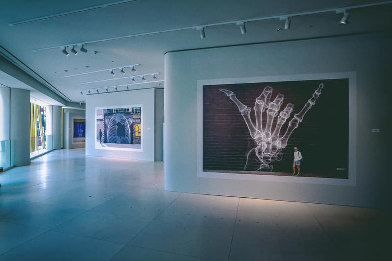 世界各地の壁画アートが一堂に会した SHOK-1 国内初となる個展 “Street X-Rays” に潜入 普段顔出しNGのSHOK-1もX線アートをプリントした限定マスク姿で登場