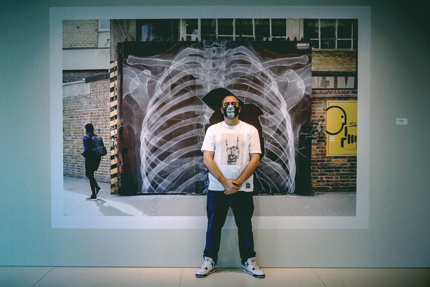 世界各地の壁画アートが一堂に会した SHOK-1 国内初となる個展 “Street X-Rays” に潜入 普段顔出しNGのSHOK-1もX線アートをプリントした限定マスク姿で登場 