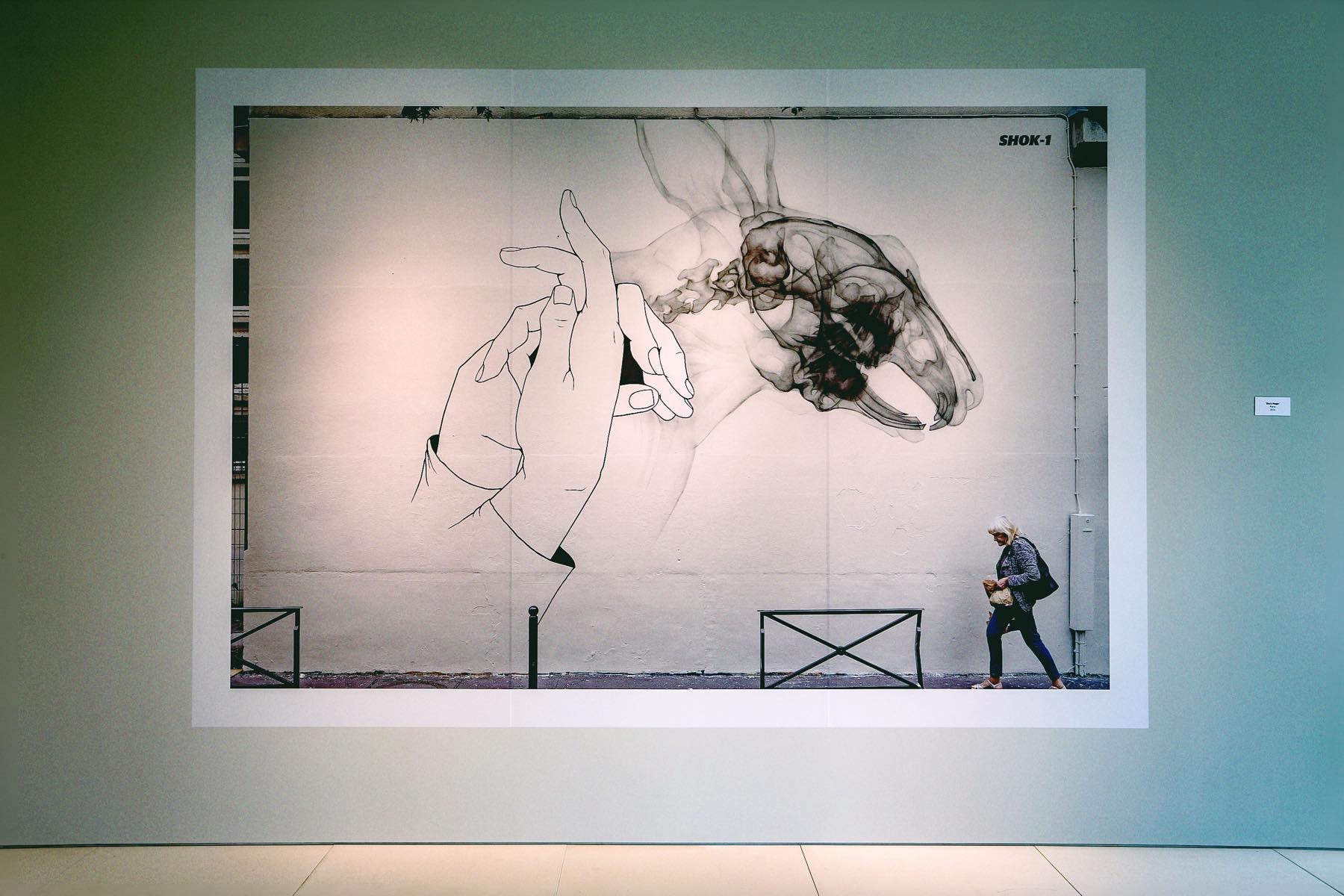 世界各地の壁画アートが一堂に会した SHOK-1 国内初となる個展 “Street X-Rays” に潜入 普段顔出しNGのSHOK-1もX線アートをプリントした限定マスク姿で登場 