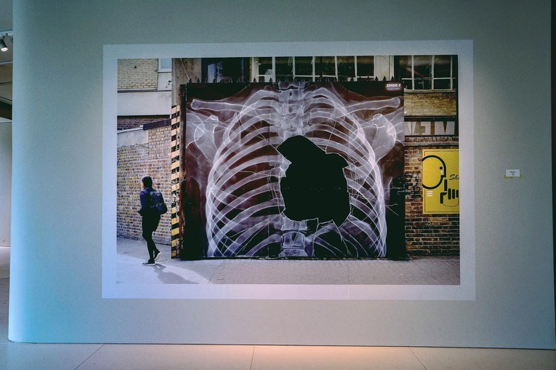 世界各地の壁画アートが一堂に会した SHOK-1 国内初となる個展 “Street X-Rays” に潜入 普段顔出しNGのSHOK-1もX線アートをプリントした限定マスク姿で登場 