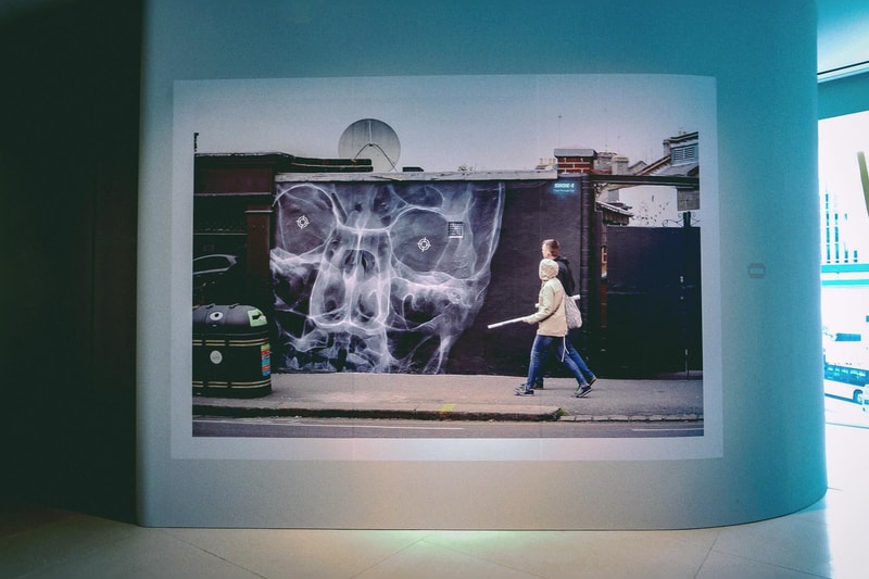 世界各地の壁画アートが一堂に会した SHOK-1 国内初となる個展 “Street X-Rays” に潜入 普段顔出しNGのSHOK-1もX線アートをプリントした限定マスク姿で登場 