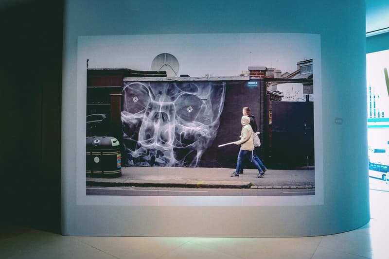 世界各地の壁画アートが一堂に会した SHOK-1 国内初となる個展 “Street X-Rays” に潜入 普段顔出しNGのSHOK-1もX線アートをプリントした限定マスク姿で登場