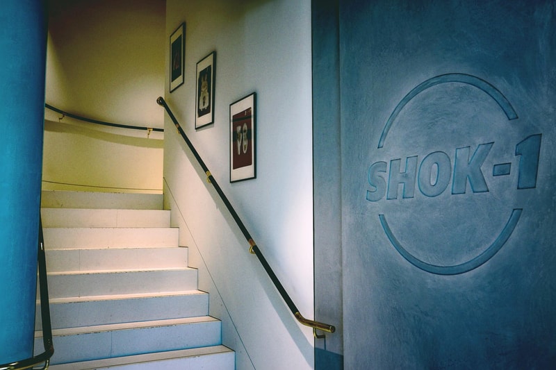 世界各地の壁画アートが一堂に会した SHOK-1 国内初となる個展 “Street X-Rays” に潜入 普段顔出しNGのSHOK-1もX線アートをプリントした限定マスク姿で登場 