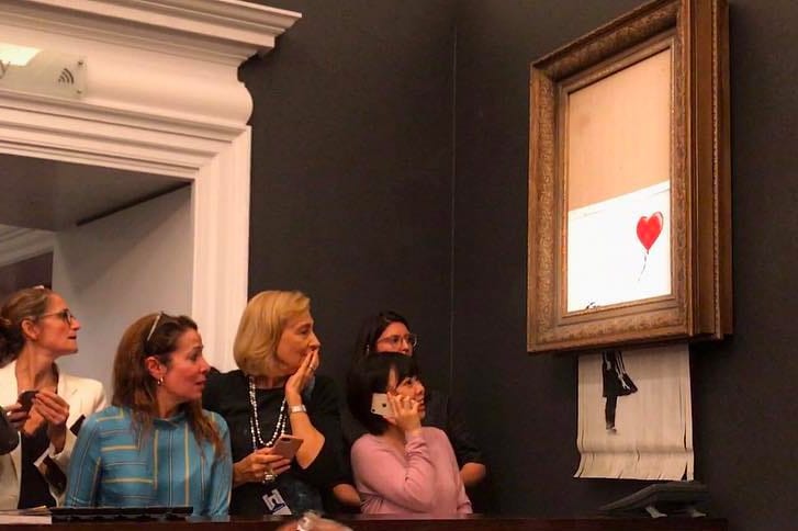 オークションに出品された Banksy の“少女と風船”が落札直後に自動で切り裂かれる事件が発生