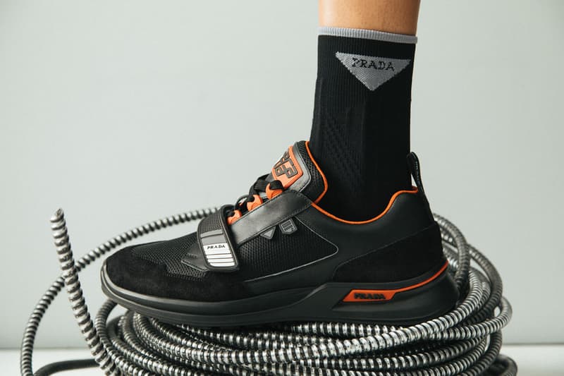 スポーツとモードの両要素を掛け合わせた Prada の最新スニーカー “Mechano” にフォーカス Cloudbustの系譜を継ぐ新モデルはトレンド真っ盛りのダッドスニーカー風の顔立ちと個性豊かなカラバリが魅力 Prada Linea Rossa プラダ リネア・ロッサ Prada Cloudbust クラウドバスト Mechano メカノ ストラップデザイン ビビッドカラー スポーツ モード ブラック アクアマリン シルバー グリーン ブラック マンダリンオレンジ 102,600円 HYPEBEAST ハイプビースト