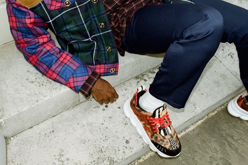 Versace の最注目スニーカー Chain Reaction に焦点を当てた最新ルックブックが公開 奇抜なデザインでその名を轟かせる新作コレクションは全7色展開で発売中 ジャンニ・ヴェルサーチェ Donatella Versace ヴェルサーチェ 2018年秋冬コレクション Chain Reaction チェーン・リアクション メデューサ グリークキー チェーンリンクソール HYPEBEAST ハイプビースト