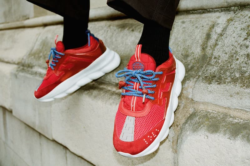 Versace の最注目スニーカー Chain Reaction に焦点を当てた最新ルックブックが公開 奇抜なデザインでその名を轟かせる新作コレクションは全7色展開で発売中 ジャンニ・ヴェルサーチェ Donatella Versace ヴェルサーチェ 2018年秋冬コレクション Chain Reaction チェーン・リアクション メデューサ グリークキー チェーンリンクソール HYPEBEAST ハイプビースト