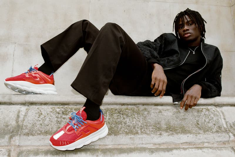 Versace の最注目スニーカー Chain Reaction に焦点を当てた最新ルックブックが公開 奇抜なデザインでその名を轟かせる新作コレクションは全7色展開で発売中 ジャンニ・ヴェルサーチェ Donatella Versace ヴェルサーチェ 2018年秋冬コレクション Chain Reaction チェーン・リアクション メデューサ グリークキー チェーンリンクソール HYPEBEAST ハイプビースト