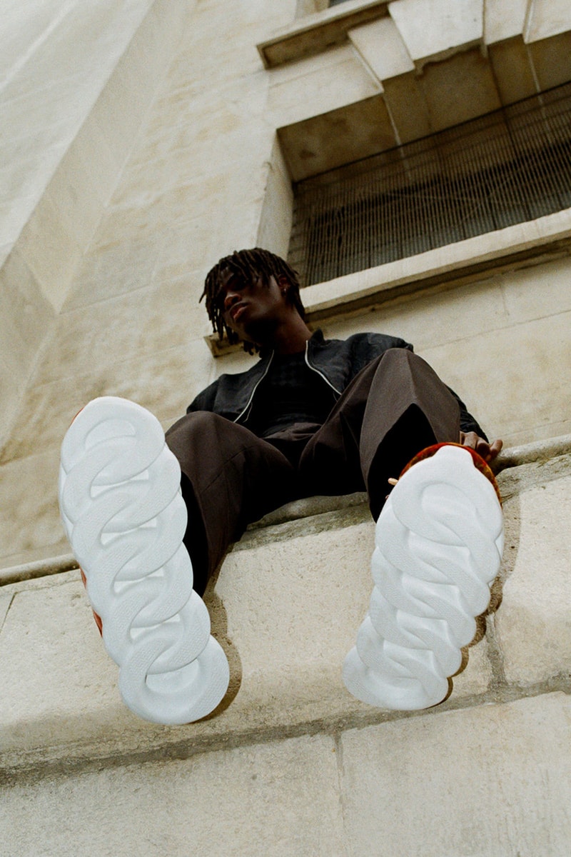 Versace の最注目スニーカー Chain Reaction に焦点を当てた最新ルックブックが公開 奇抜なデザインでその名を轟かせる新作コレクションは全7色展開で発売中 ジャンニ・ヴェルサーチェ Donatella Versace ヴェルサーチェ 2018年秋冬コレクション Chain Reaction チェーン・リアクション メデューサ グリークキー チェーンリンクソール HYPEBEAST ハイプビースト