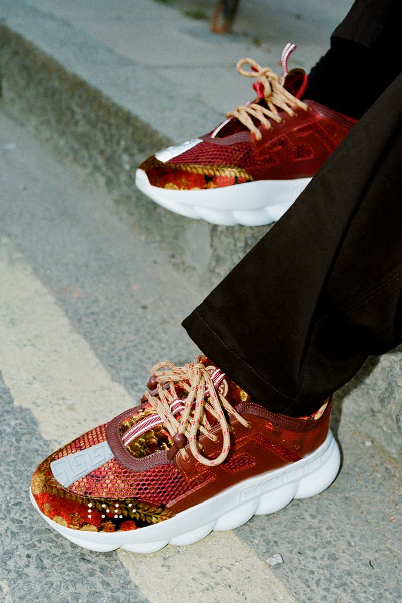 Versace の最注目スニーカー Chain Reaction に焦点を当てた最新ルックブックが公開 奇抜なデザインでその名を轟かせる新作コレクションは全7色展開で発売中 ジャンニ・ヴェルサーチェ Donatella Versace ヴェルサーチェ 2018年秋冬コレクション Chain Reaction チェーン・リアクション メデューサ グリークキー チェーンリンクソール HYPEBEAST ハイプビースト