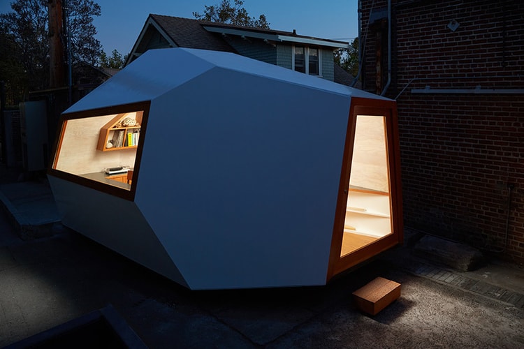 “土台”も“直角”もない持続可能で実験的な移動式現代建築 Lighthouse