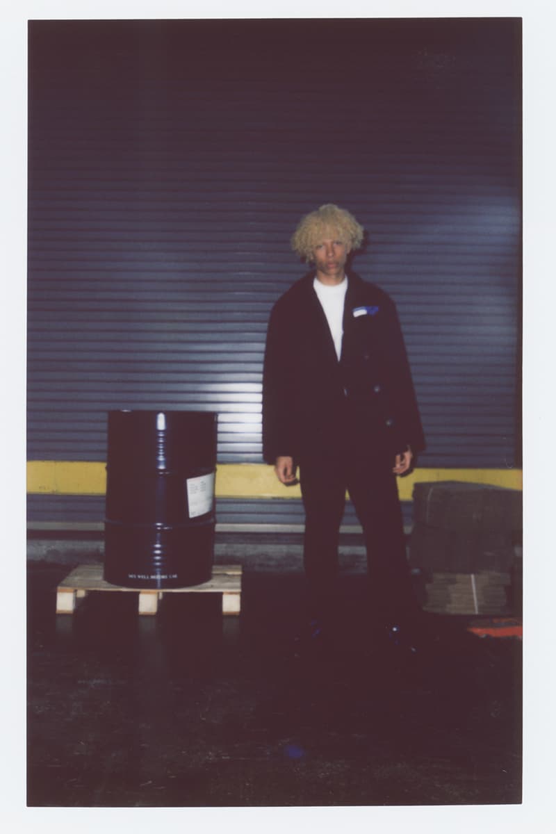 スニーカーブームに一石を投じる Prada Mechano の最新エディトリアルが到着 オランダの建築設計事務所「OMA」による新ロゴと伝統を受け継ぐ三角ロゴが同居したスタイルサンプルを今すぐチェック HYPEBEAST ハイプビースト