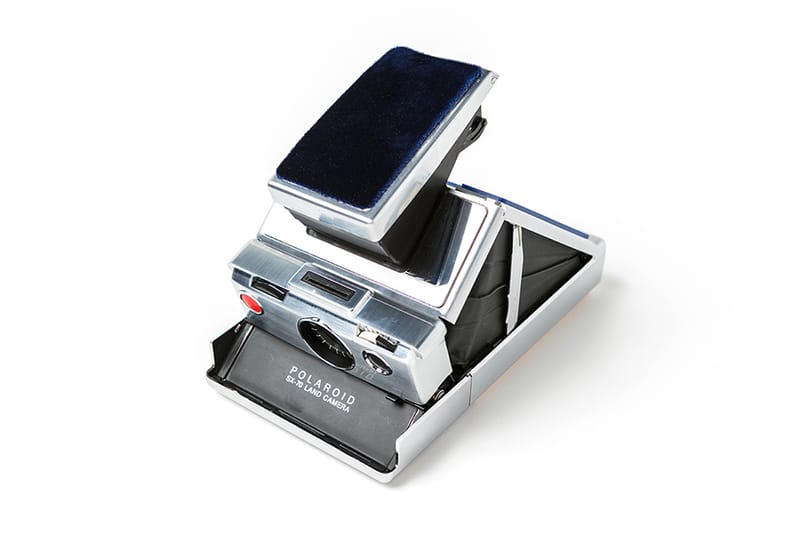 sacai と Polaroid Originals が名機 SX-70 の復刻版限定コラボモデルを発売
