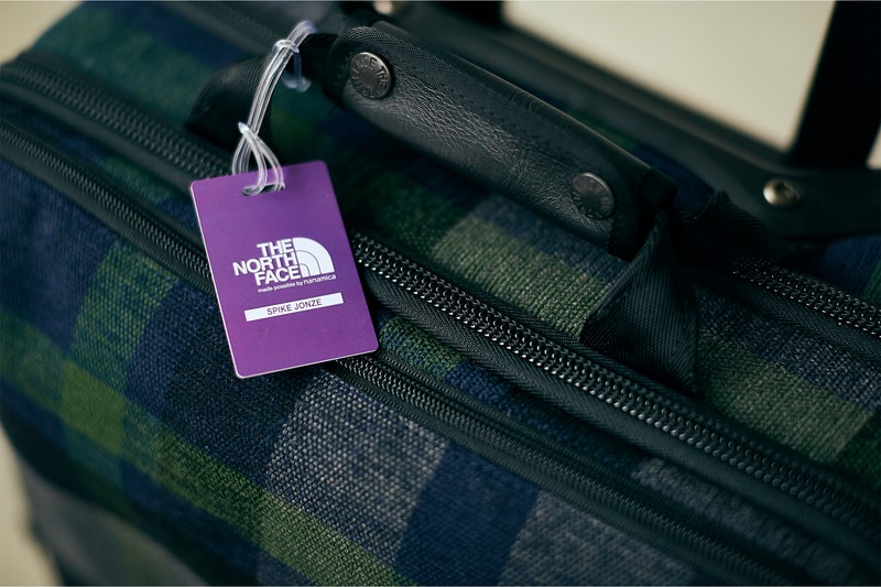 90年代を代表する鬼才監督 スパイク・ジョーンズ x THE NORTH FACE Purple Label によるコラボトラベルバッグが登場 幼少期に母の影響で憧れた〈TNF〉とタッグを組み、オリジナルチェック柄を採用した3Wayバッグ＆Shuttle Rollerを製作 