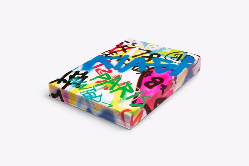 バレンシアガ Balenciaga デムナ demna ヴェトモン vetements が2018年冬コレクションの裏側を記録したフォトブックを発売