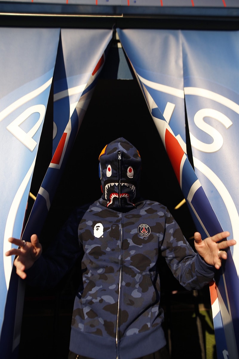 パリ・サンジェルマン ベイプ PSG BAPE A BATHING APE 発売日 オンライン 価格 コラボ ダウン Tシャツ パンツ フーディ 