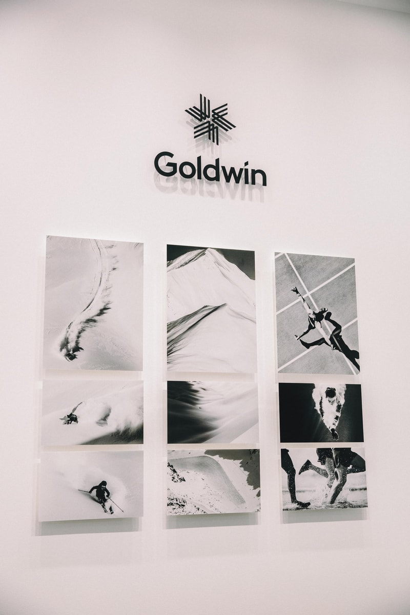 東京の新名所にアウトドアスポーツ界の最大手 Goldwin が初の直営旗艦店をオープン スキーウェアの開発で培ったノウハウを駆使した〈Goldwin〉の高機能ウェアや世界的アートデザイナーとのコラボコレクションなど、“男心くすぐるギア”を多数ストック 