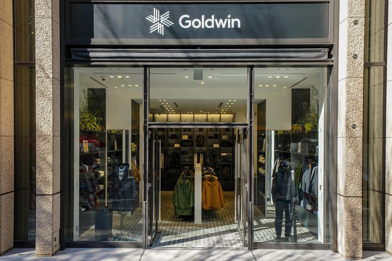 東京の新名所にアウトドアスポーツ界の最大手 Goldwin が初の直営旗艦店をオープン スキーウェアの開発で培ったノウハウを駆使した〈Goldwin〉の高機能ウェアや世界的アートデザイナーとのコラボコレクションなど、“男心くすぐるギア”を多数ストック 