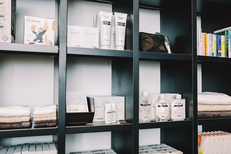 東京の新名所にアウトドアスポーツ界の最大手 Goldwin が初の直営旗艦店をオープン スキーウェアの開発で培ったノウハウを駆使した〈Goldwin〉の高機能ウェアや世界的アートデザイナーとのコラボコレクションなど、“男心くすぐるギア”を多数ストック 