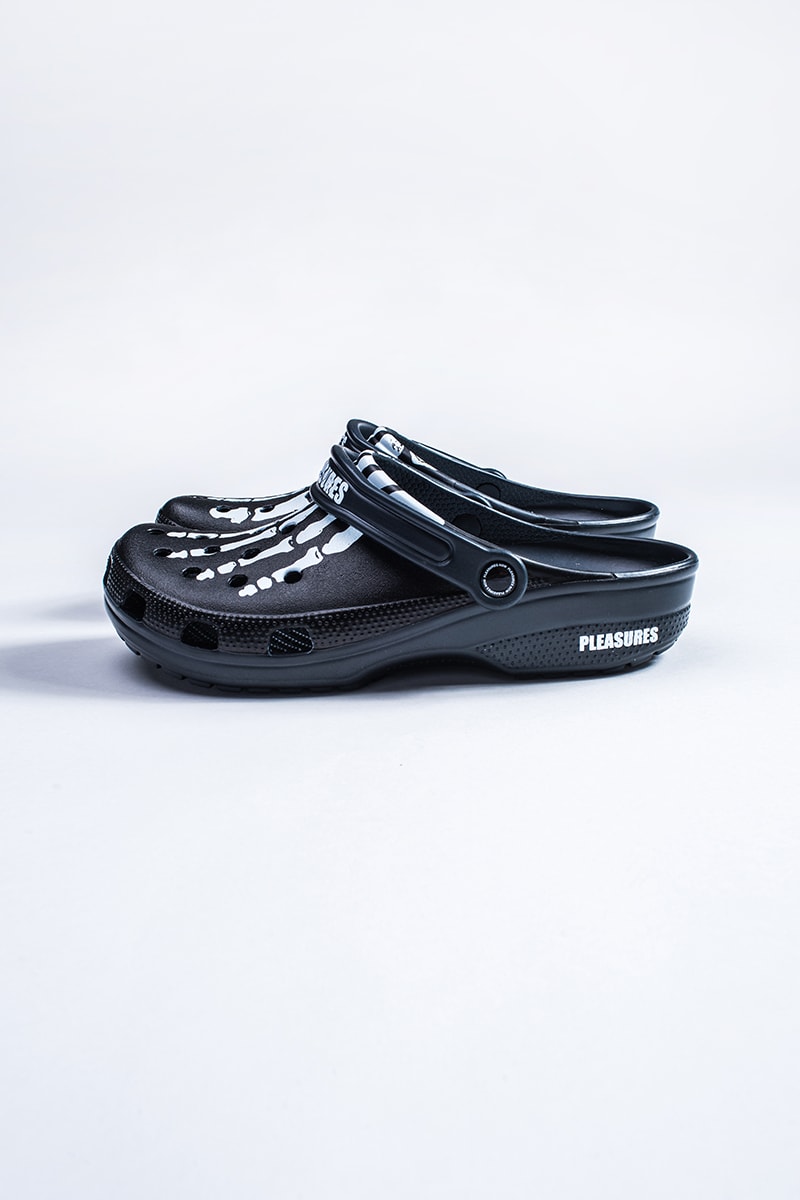プレジャーズ クロックス PLEASURES Crocs Classic Clog コラボ 発売日 リリース時期 オンライン 取り扱い