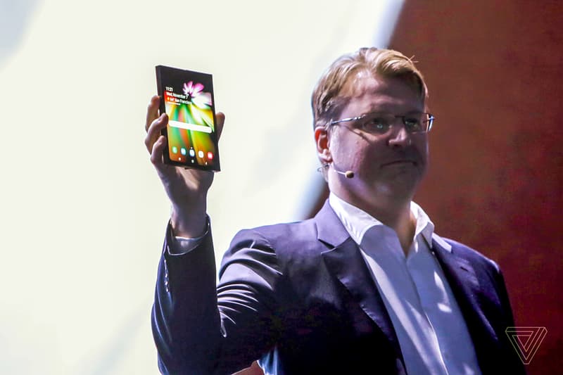 サムスン Samsung が同社初となる折り畳みスマホのプロトタイプを遂に公開 アンドロイド 携帯 HYPEBEAST ハイプビースト