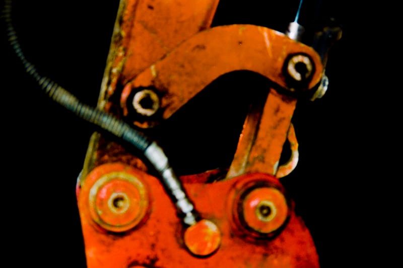 小見山峻が“重機”と“刀”にフォーカスした自身初の写真集『hemoglobin』をリリース